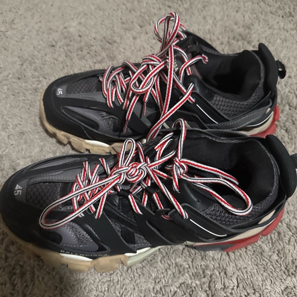 Balenciaga Black and Red Sneakers with Distinctive Design - Picture 5 of 5